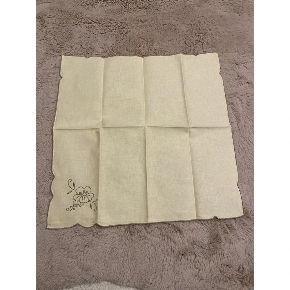 Lot (4) Vintage Cloth Linen Table Napkins 15